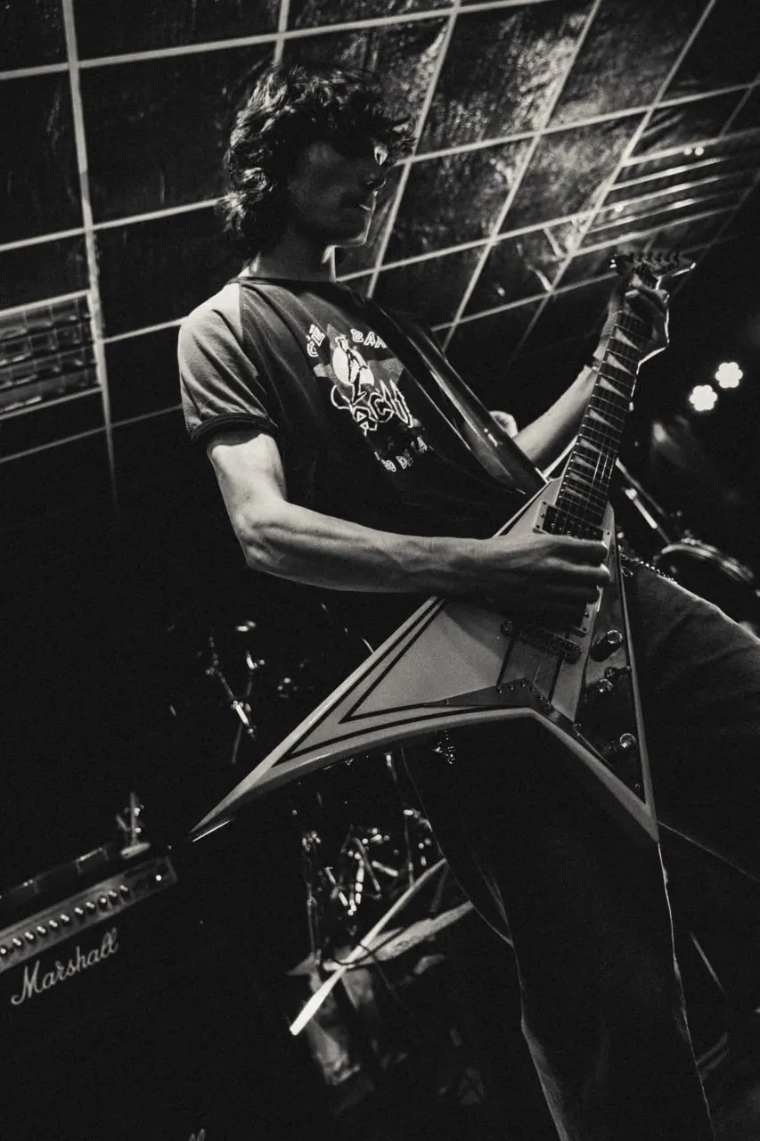 Guille tocando en blanco y negro